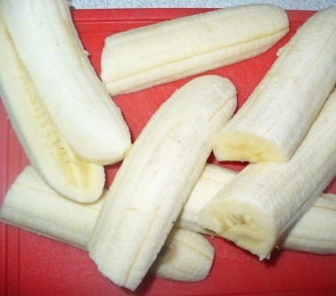 Очищаем и режем бананы