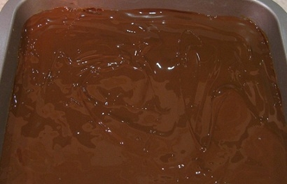 Равномерно распределяем шоколадную глазурь