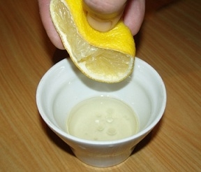 Выдавливаем лимонный сок