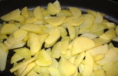 Обжариваем картофель и лук с чесноком
