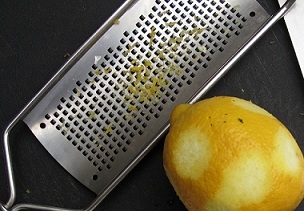 Измельчаем цедру лимона