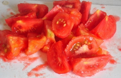 Крупно нарезанные помидоры