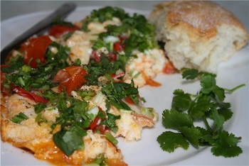 Готовая яичница с помидором по-армянски