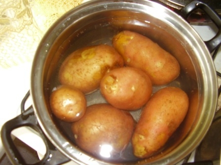 варим картофель