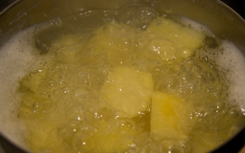 картофель в кипящем бульоне