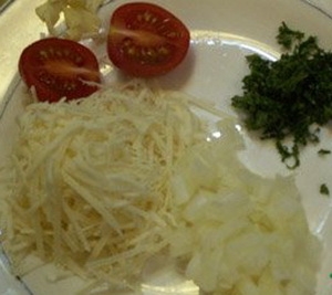 Измельченные сыр, чеснок и помидора