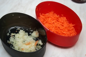 Измельченные лук и морковь
