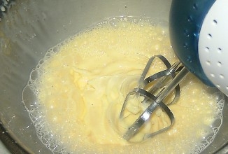 Готовим яично-молочную смесь