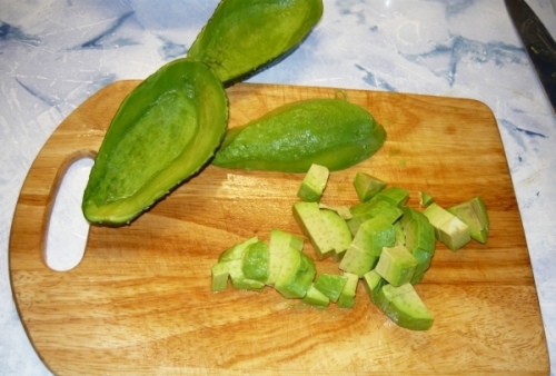 очищенный фрукт авокадо