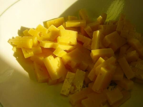 нарезанный твердый сыр