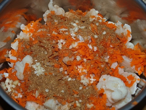 Добавляем морковку и специи