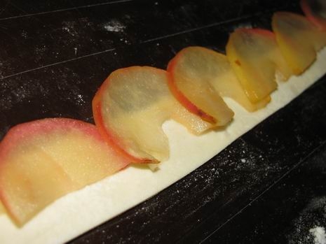 выкладываем яблоки на тесто