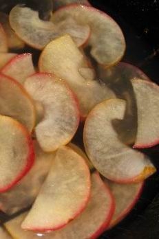 проваренные в сиропе яблоки