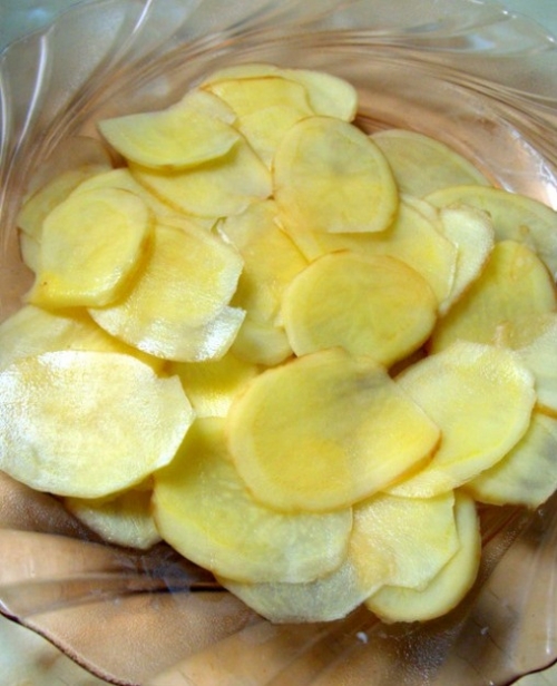 кружочки сырого картофеля