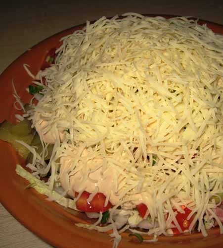 Посыпаем салат тертым сыром