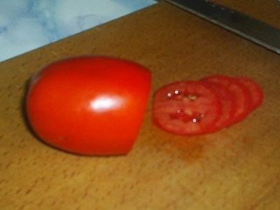Нарезаем помидорки