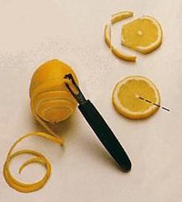Вырезаем спираль из лимонной цедры