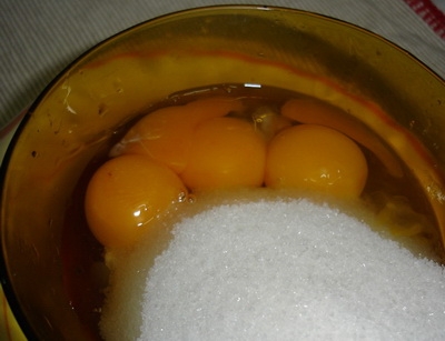 Яйца растираем с сахаром