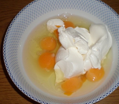 Яица мешаем с творожным сыром