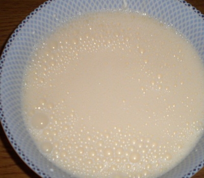 Смешиваем молоко с яично-сырной массой
