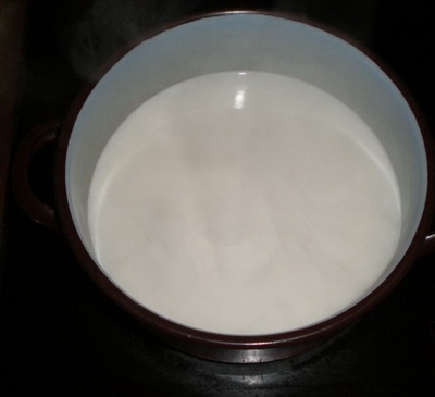 в теплом молоке растапливаем сахар
