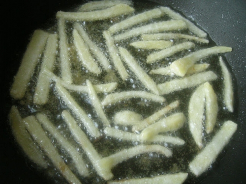 обжариваем картофель в масле