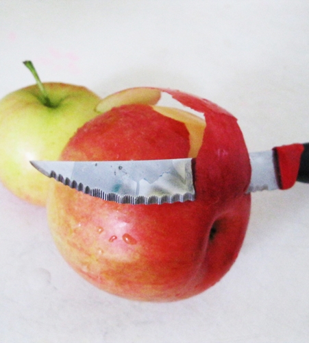 Очищаем яблоки от кожуры