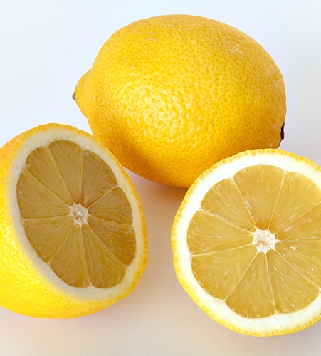 Разрезаем лимон и выдавливаем сок