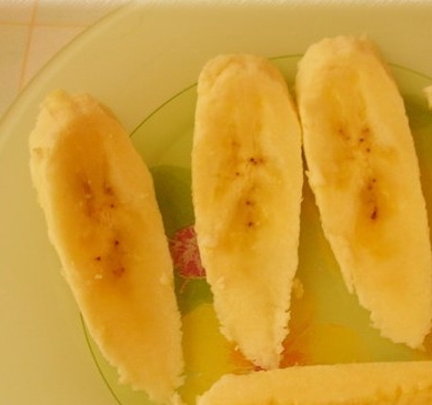Нарезаем банан пластинками