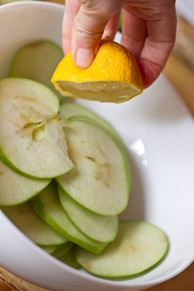 сбрызгиваем яблоки соком лимона
