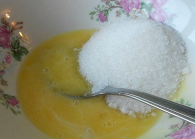 Растираем яичный желток с сахаром