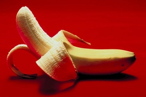 очищаем банан от кожуры