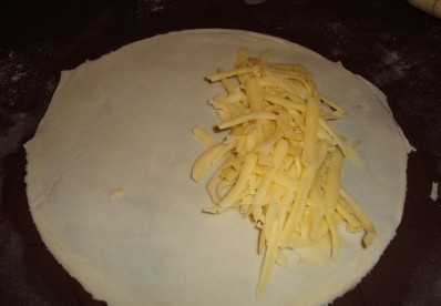 укладываем сыр на тесто