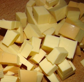 нарезаем сыр кубиками