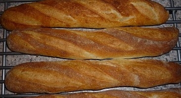выпеченный французский хлеб