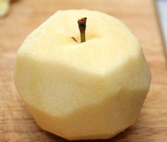 очищенное яблоко