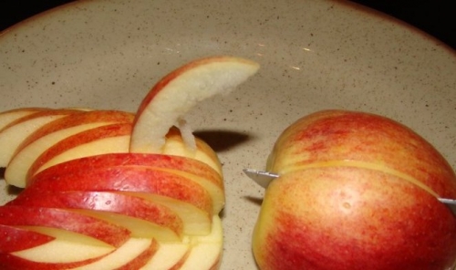 делаем надрезы в яблоках