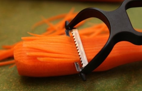нарезаем морковь соломкой