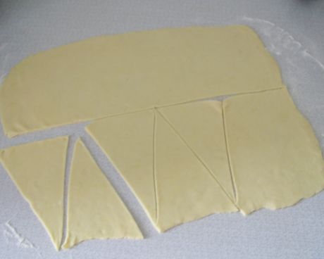 Раскатываем тесто и вырезаем треугольники