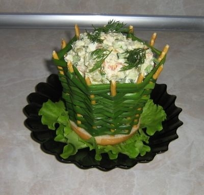 готовый салат в луковой корзинке