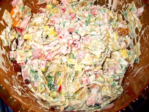 приготовление салата с блинами