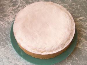 готовый пирог посыпаем сахарной пудрой
