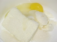 смешиваем яйца с маслом