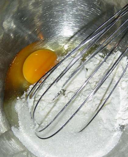 взбиваем яйца с сахаром и мукой