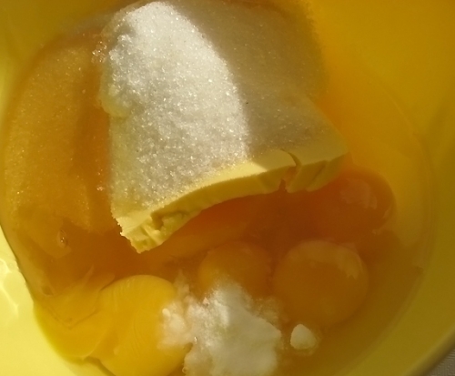 смешиваем яйца,масло,сахаром и медом