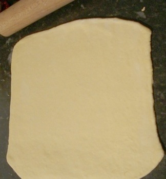раскатываем тесто в пласт