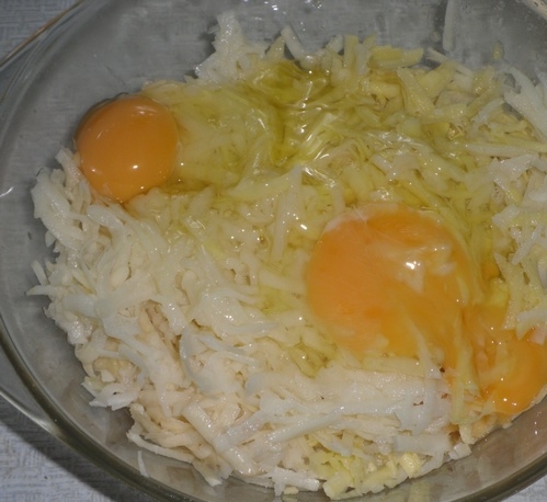 натираем картофель и добавляем яйца