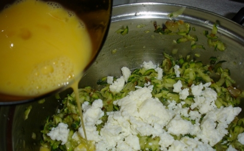 смешиваем яйца с кабачками и зеленью