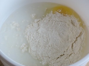 смешиваемя яйца с мукой и водой