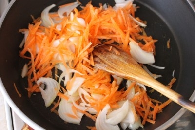 обжариваем лук с морковкой